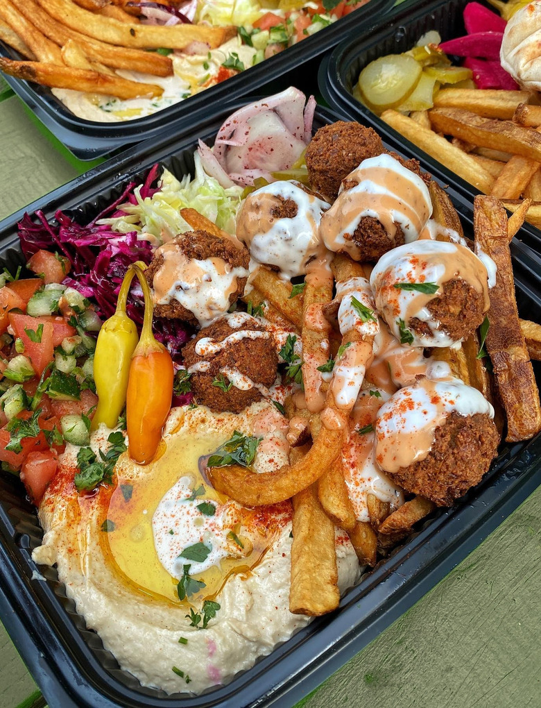 Falafels avec hummus, salade et frites