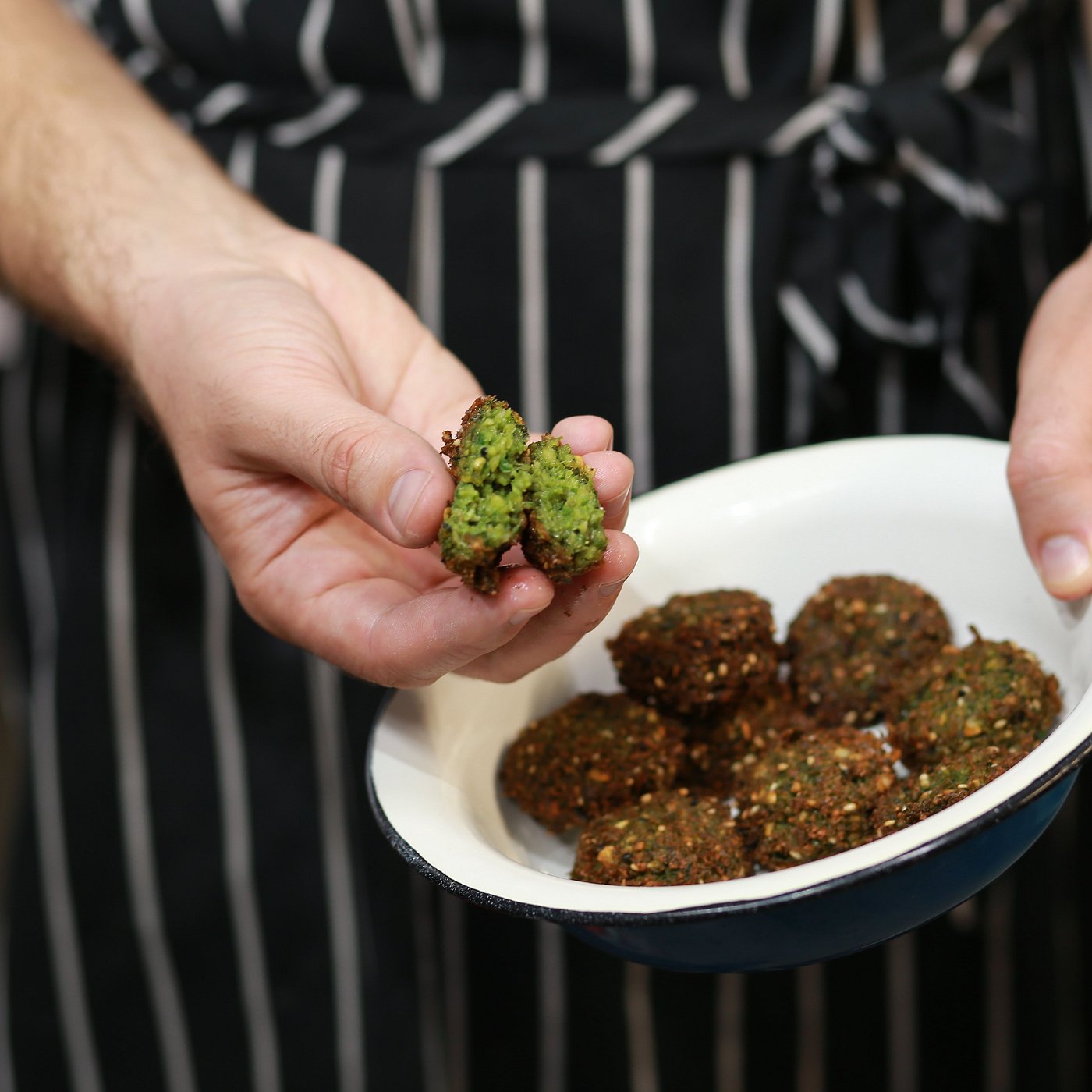 Falafel ouvert montrant sa garniture verte