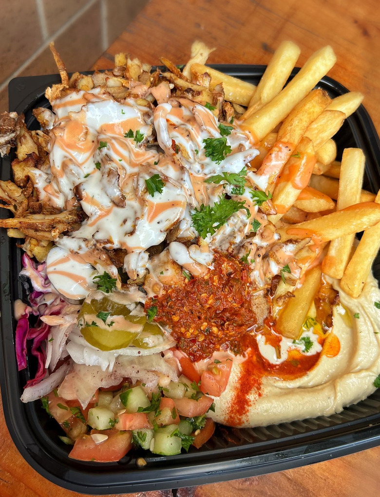 Loaded shawarma avec frites, hummus et sauces TOUM