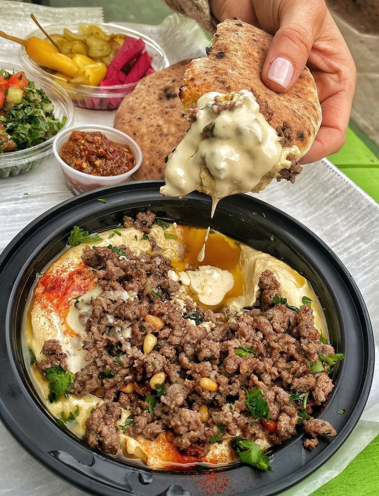 Bol de houmous à la kefta et pita garnie