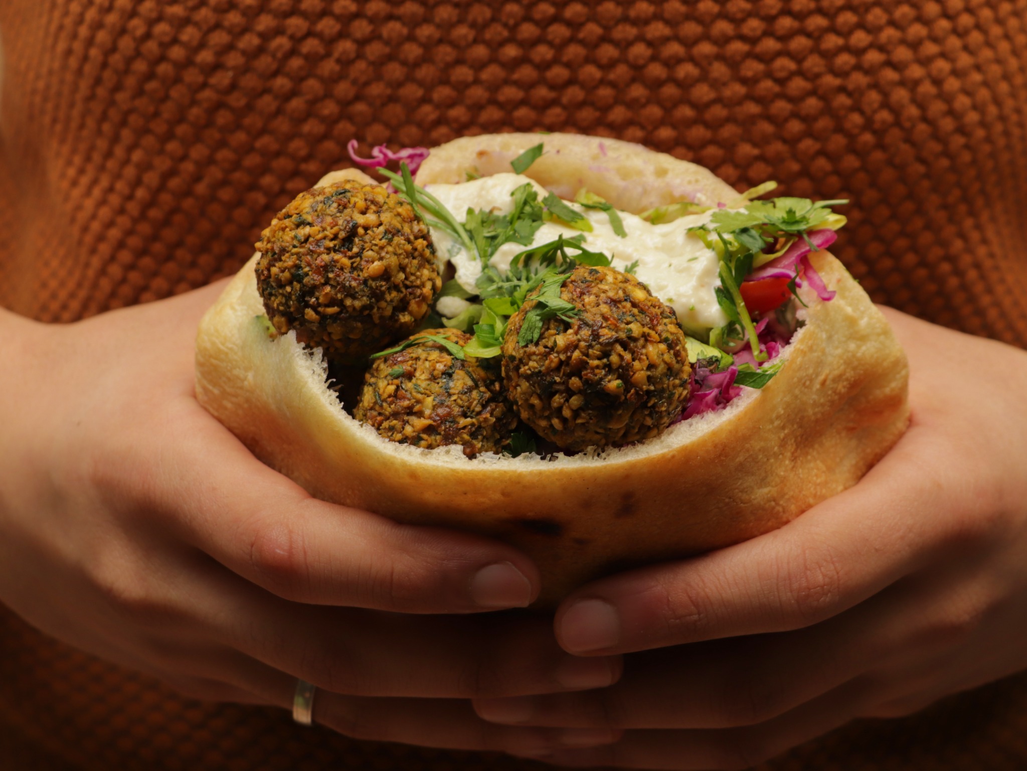 Pita falafel TOUM tenue à deux mains