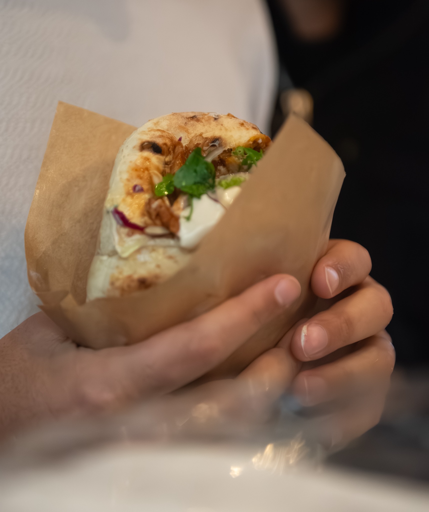 Pita TOUM tenue à deux mains